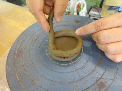 画像：陶器作りの様子