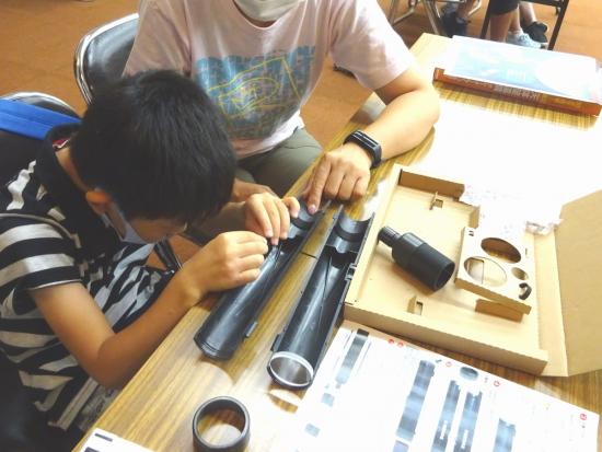 画像:望遠鏡づくり体験の様子