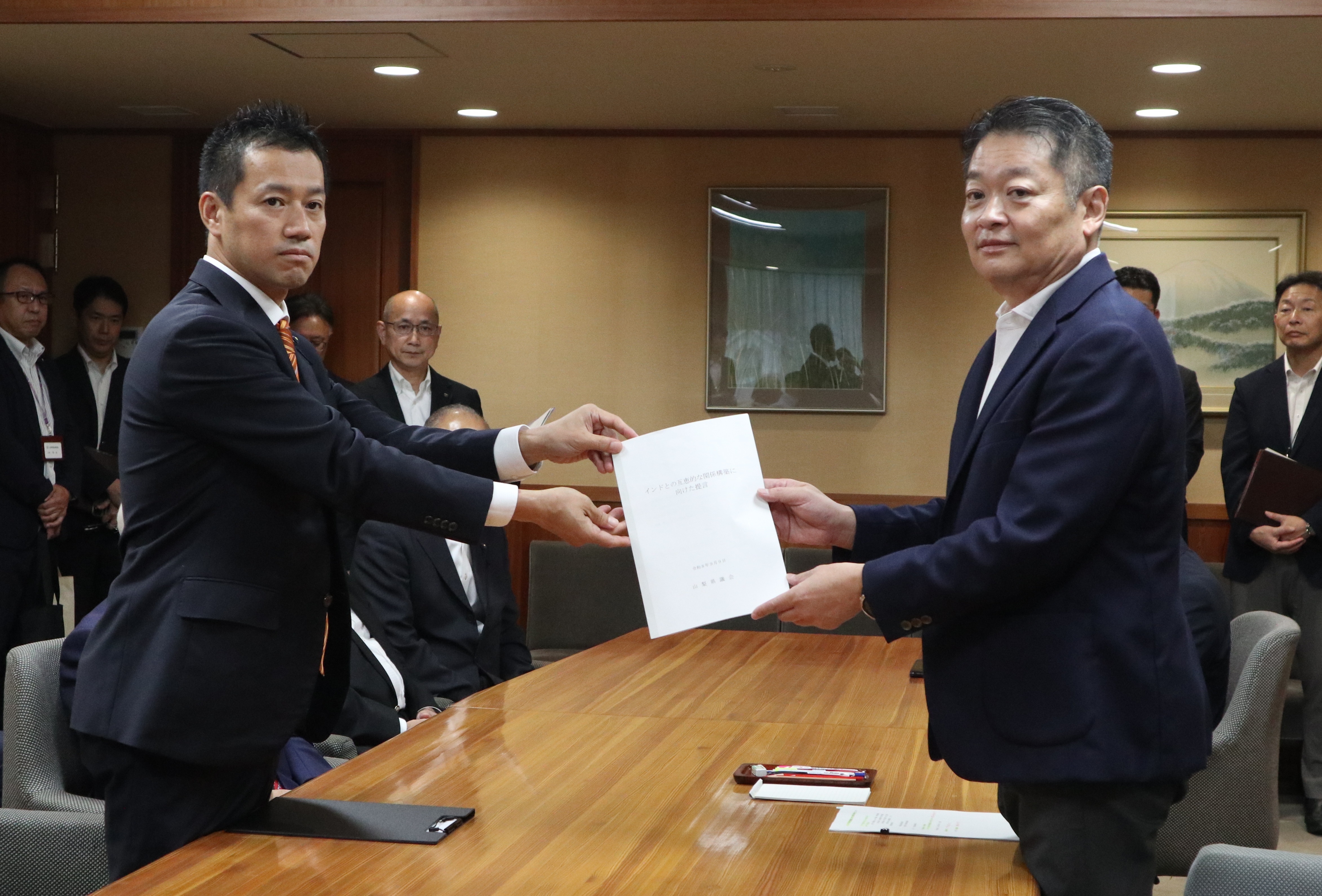 提言書を知事に手渡す宮本議長