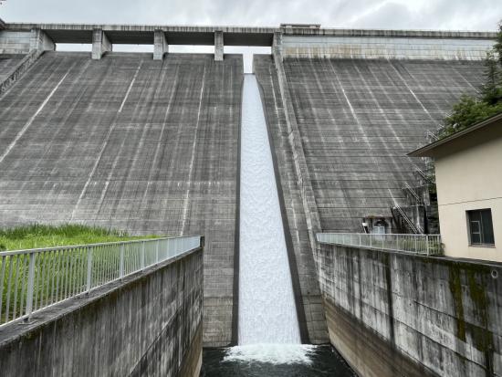 洪水吐き流下状況を下流から望む