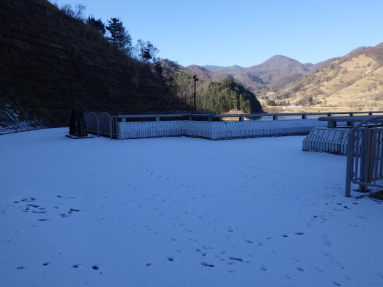 ダムの展望台に至る通路に2025年12月19日に雪が残っている写真