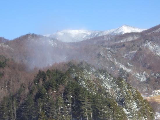 ダムから見える金峰山の写真