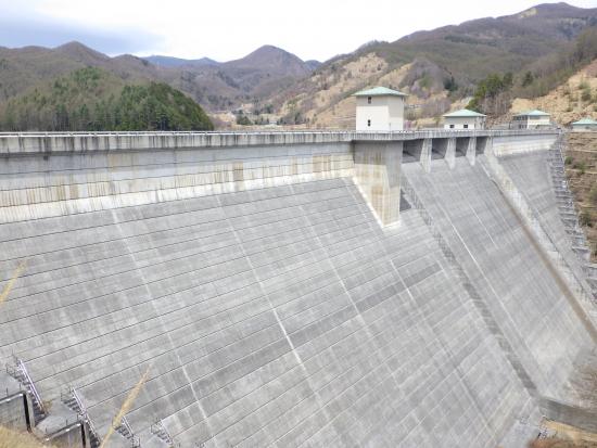 琴川ダムの堤体を一望するビューポイントの写真