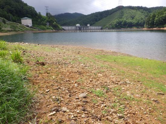 湖岸広場の緩やかな湖岸の写真