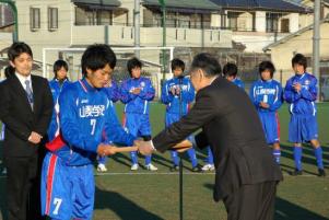 表彰状を受け取る碓井主将