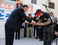 知事から賞状の授与される山本隊長