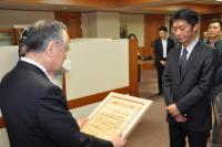 成島氏の表彰式写真