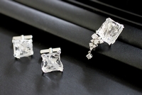 ラペルピンとカフスボタンの写真