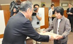 渡邉玉枝氏の表彰写真