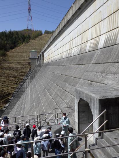 笛川小学校の社会科見学についてダムの横からの写真