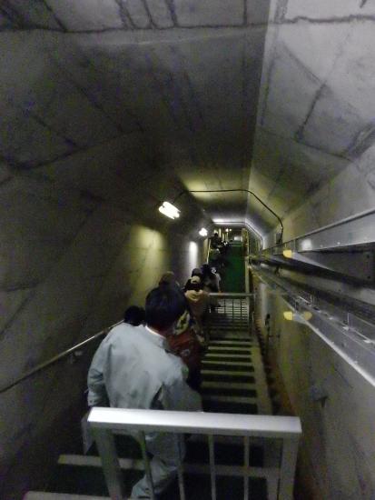 笛川小学校の社会科見学について監査廊の写真