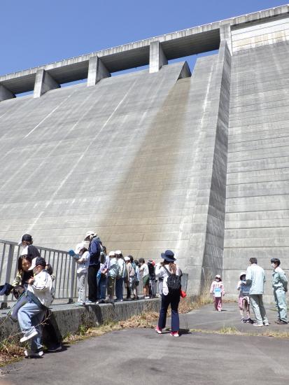 笛川小学校の社会科見学についてダムの下からの写真