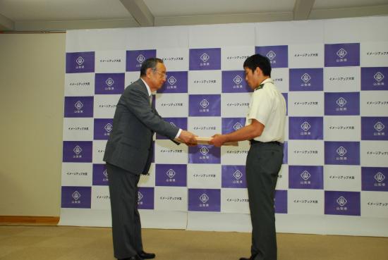 表彰状授与される米満選手