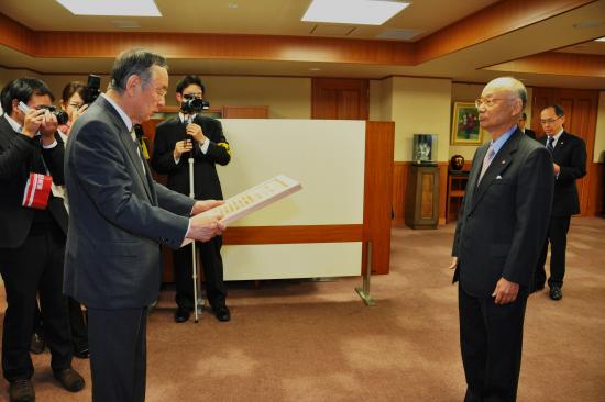 表彰状を授与される大村智氏