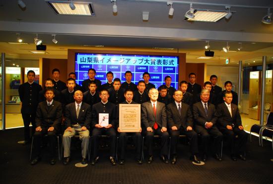 知事と部員全員の記念撮影の様子